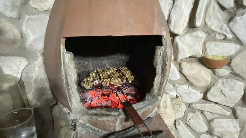 Печь для приготовления шашлыка в хостеле Mango's Guesthouse