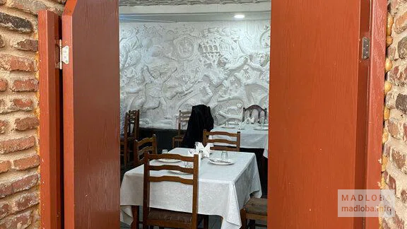Вход в ресторан Mapshalia в Грузии