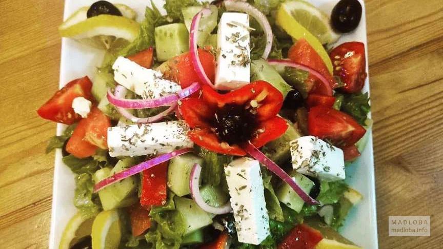 Греческий салат в меню ресторана