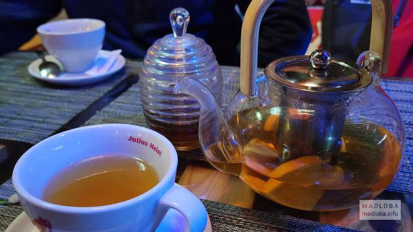 Подача чая в кафе Marao