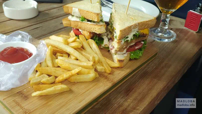Сэндвич с картошкой фри в кафе Marao