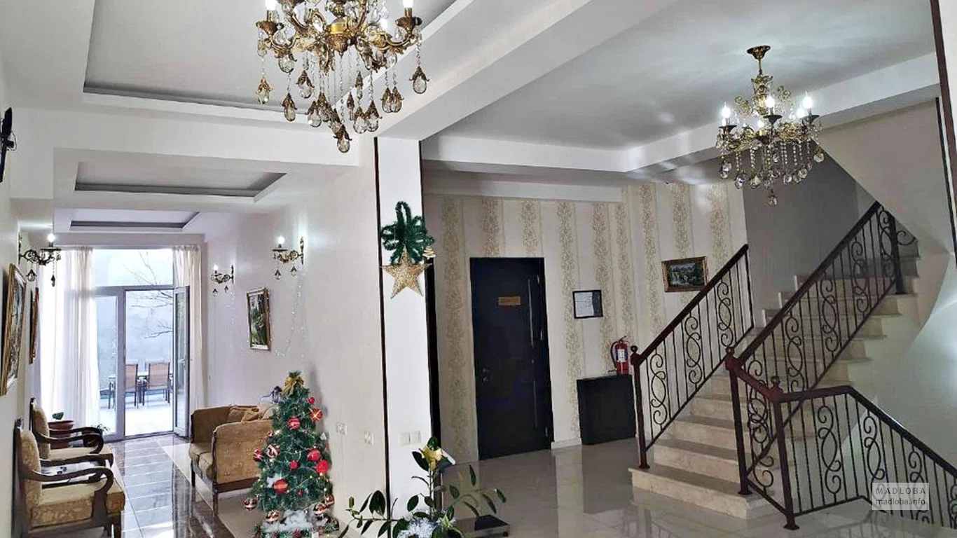 Холл отеля Мария Луис