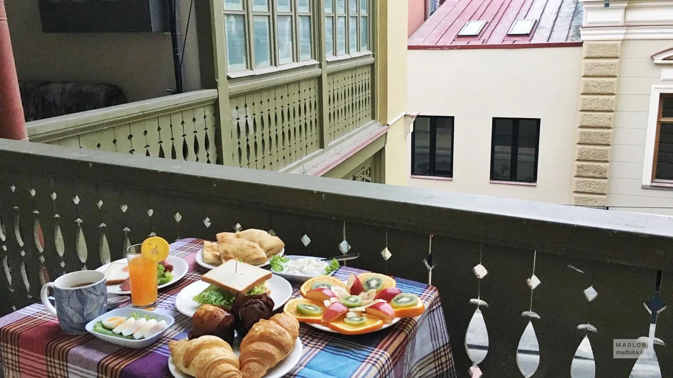 Балкон с завтраком в хостеле Matara