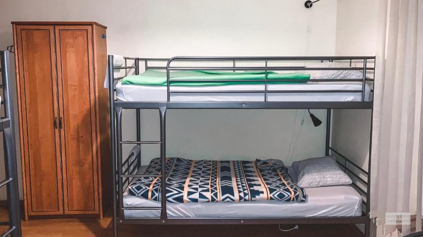 Двухуровневые кровати в хостеле Matara