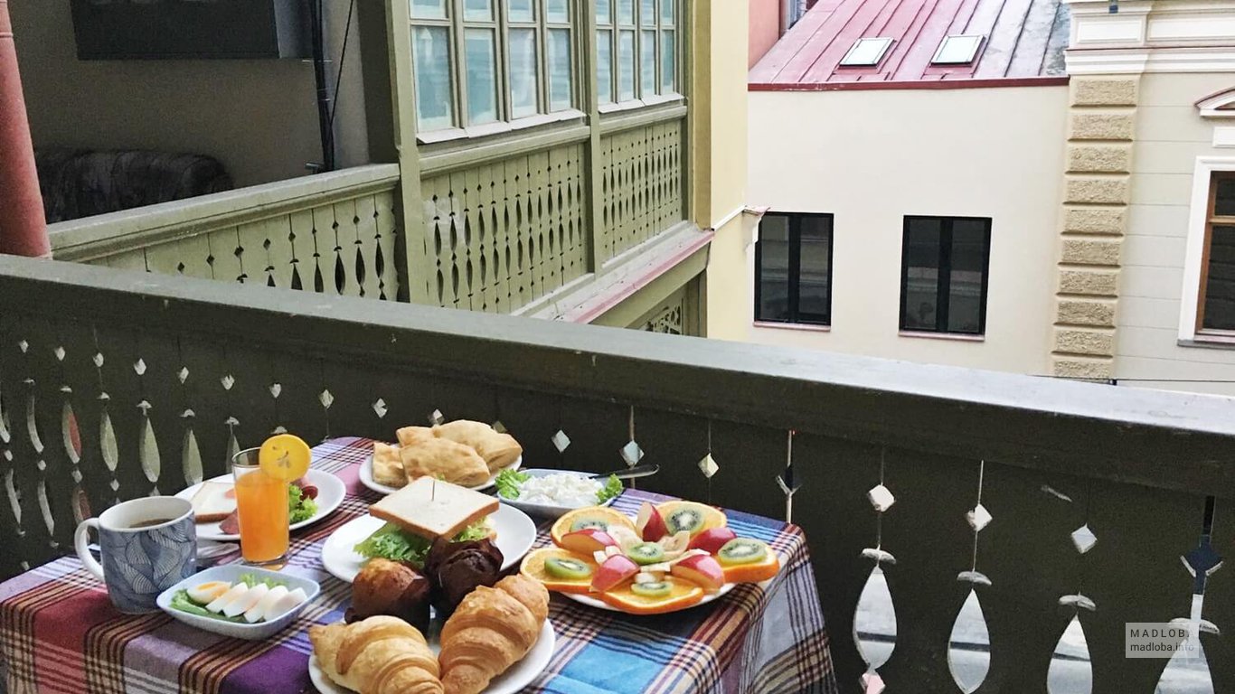 Балкон с завтраком в хостеле Matara