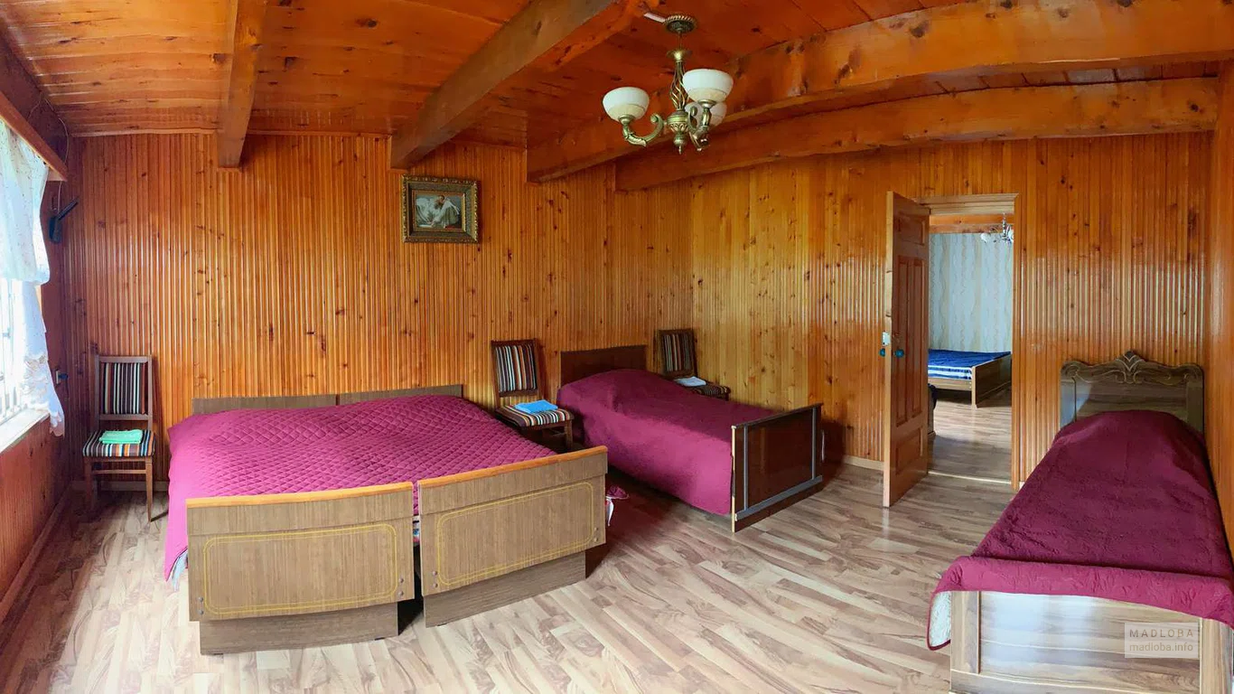 номер с четырьмя кроватями в гостевом доме Matua Guest House