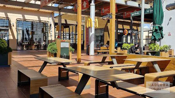 McDonald's — фастфуд-ресторан в ТРЦ East Point