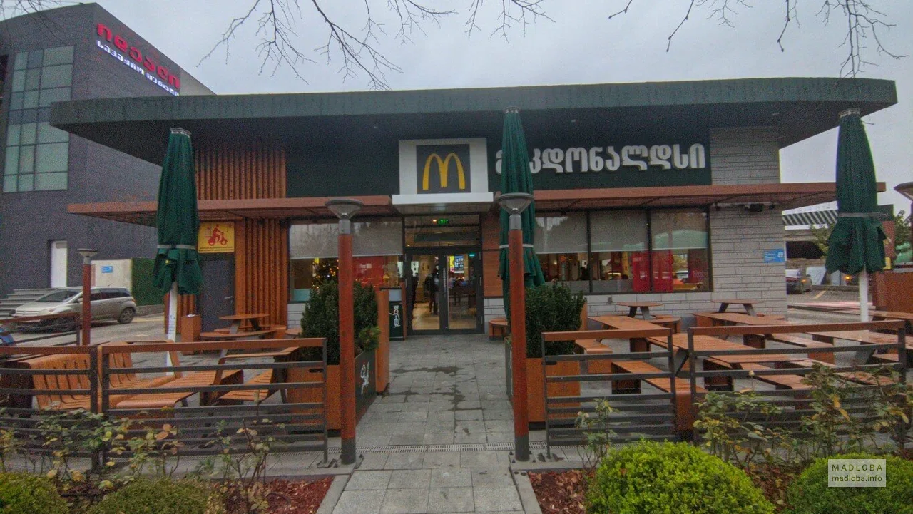 Ресторан быстрого питания McDonald's на аллее Агмашенебели 69 в Тбилиси