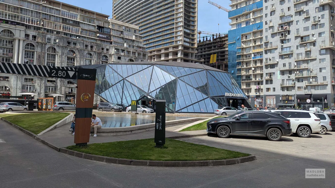 Парковка для авто около McDonald's