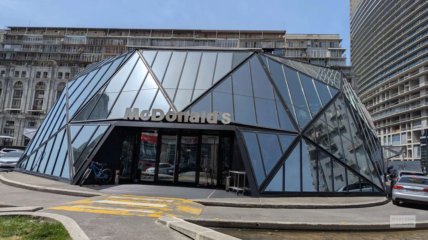 McDonald's около ЖК Белая Магнолия в Батуми