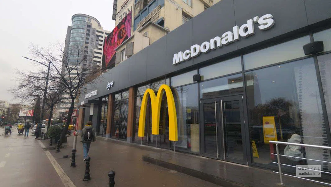McDonald's — круглосуточный фастфуд-ресторан на улице Шартава 4б