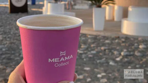 Фирменный стаканчик кофейни Meama at the sea