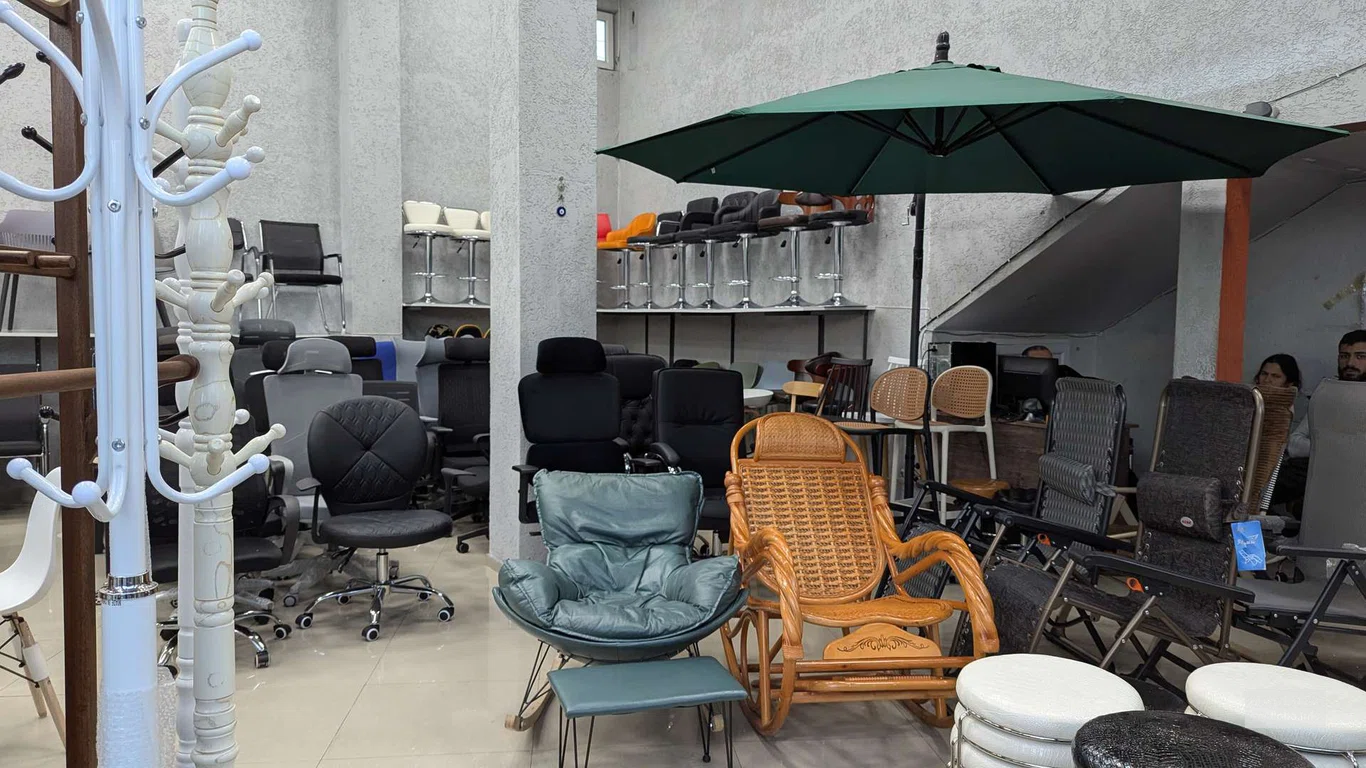 В мебельном магазине Zura Lux