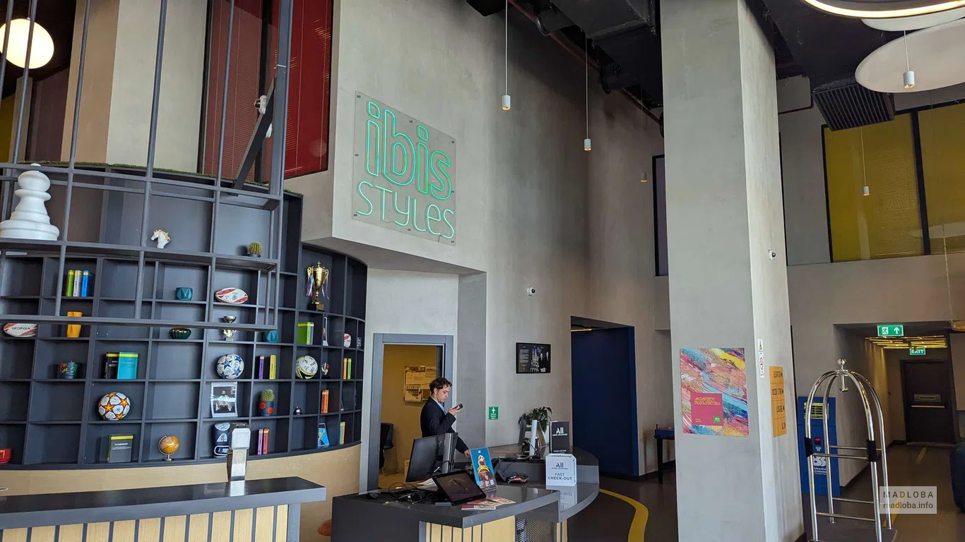 Ресепшн отеля где находится фитнес клуб Mega Gym Fitness