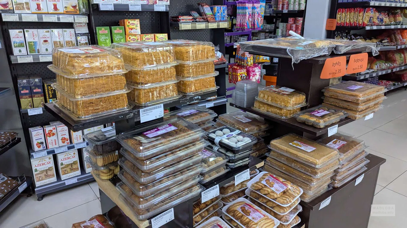Выпечка в супермаркете Mega Star в Батуми