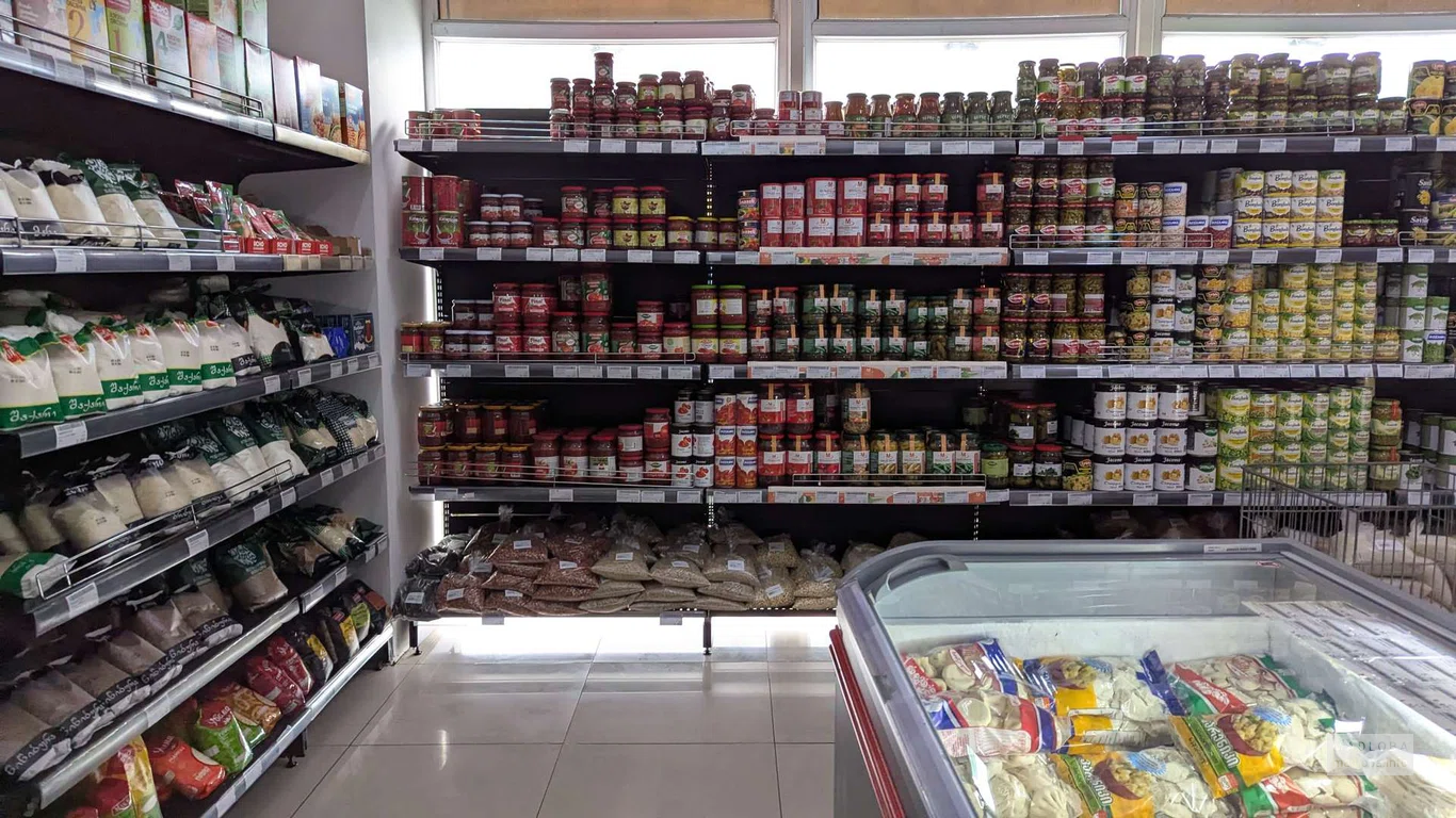 Консервы и крупы в магазине Mega Star в Батуми