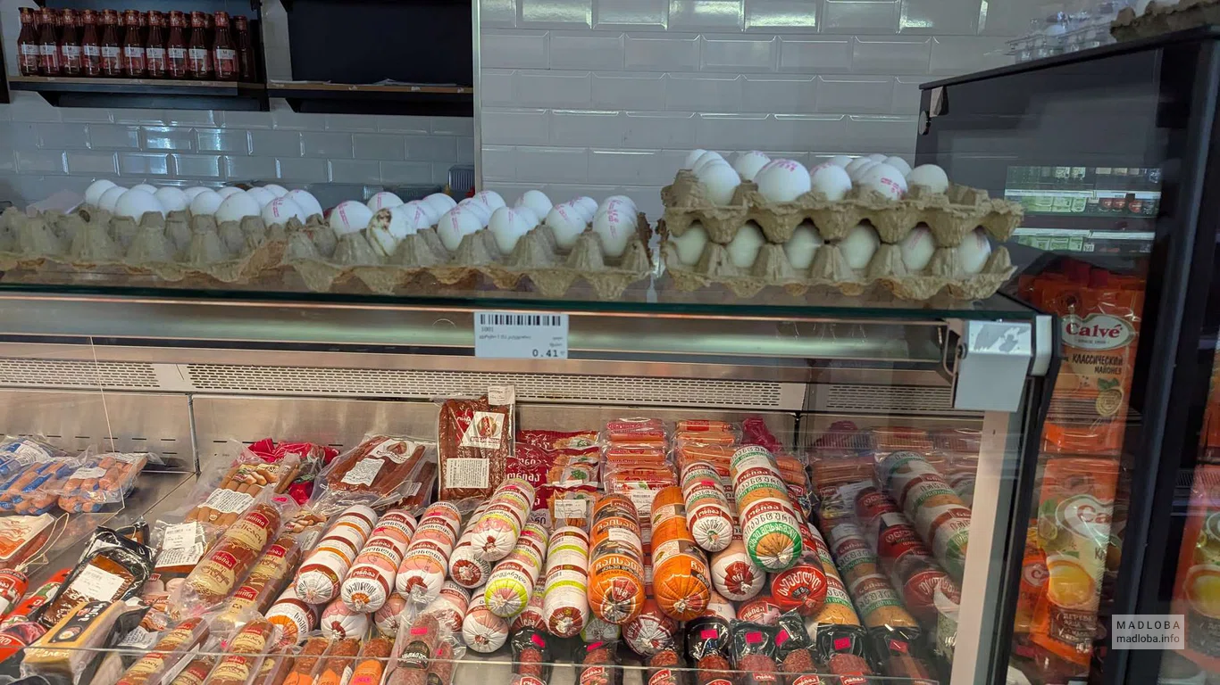 Колбасы и яйца в магазине Mega Star в Батуми