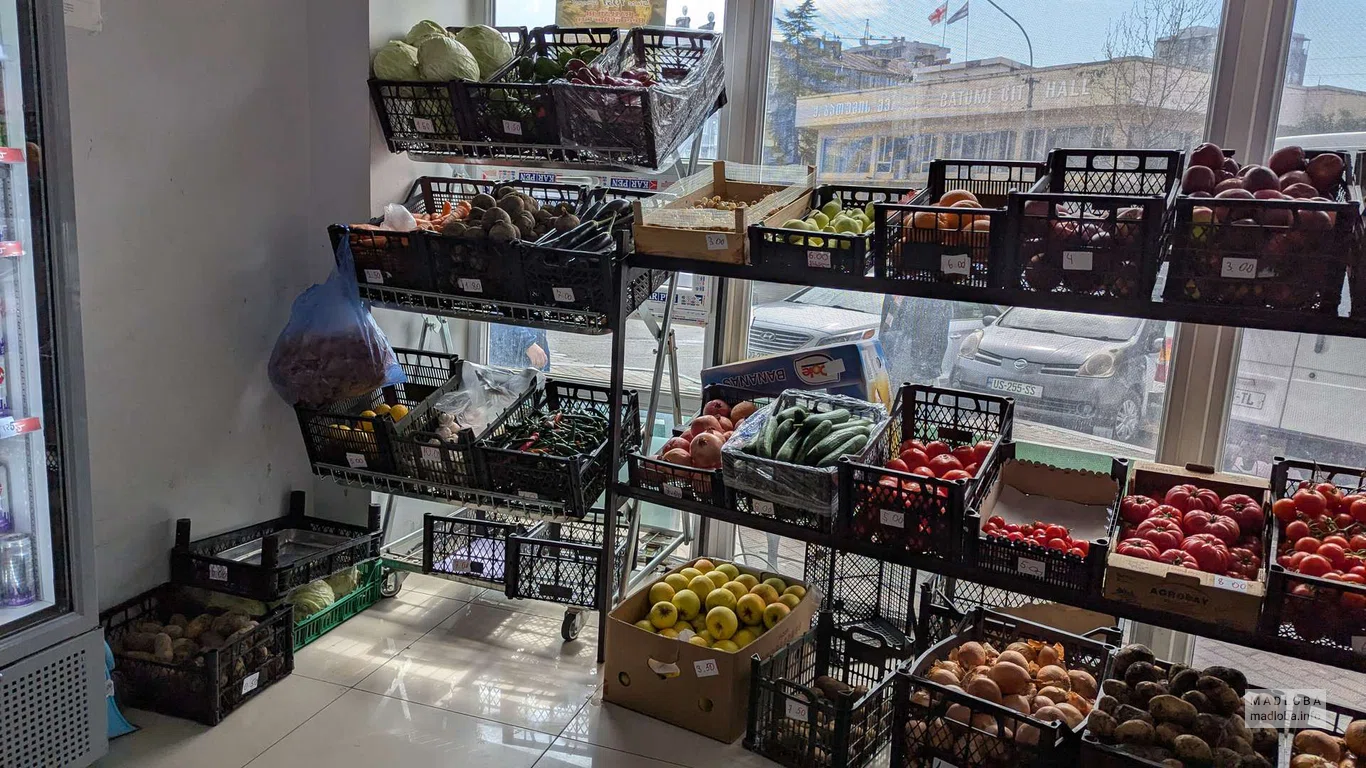 Овощи и фрукты в магазине Mega Star в Батуми