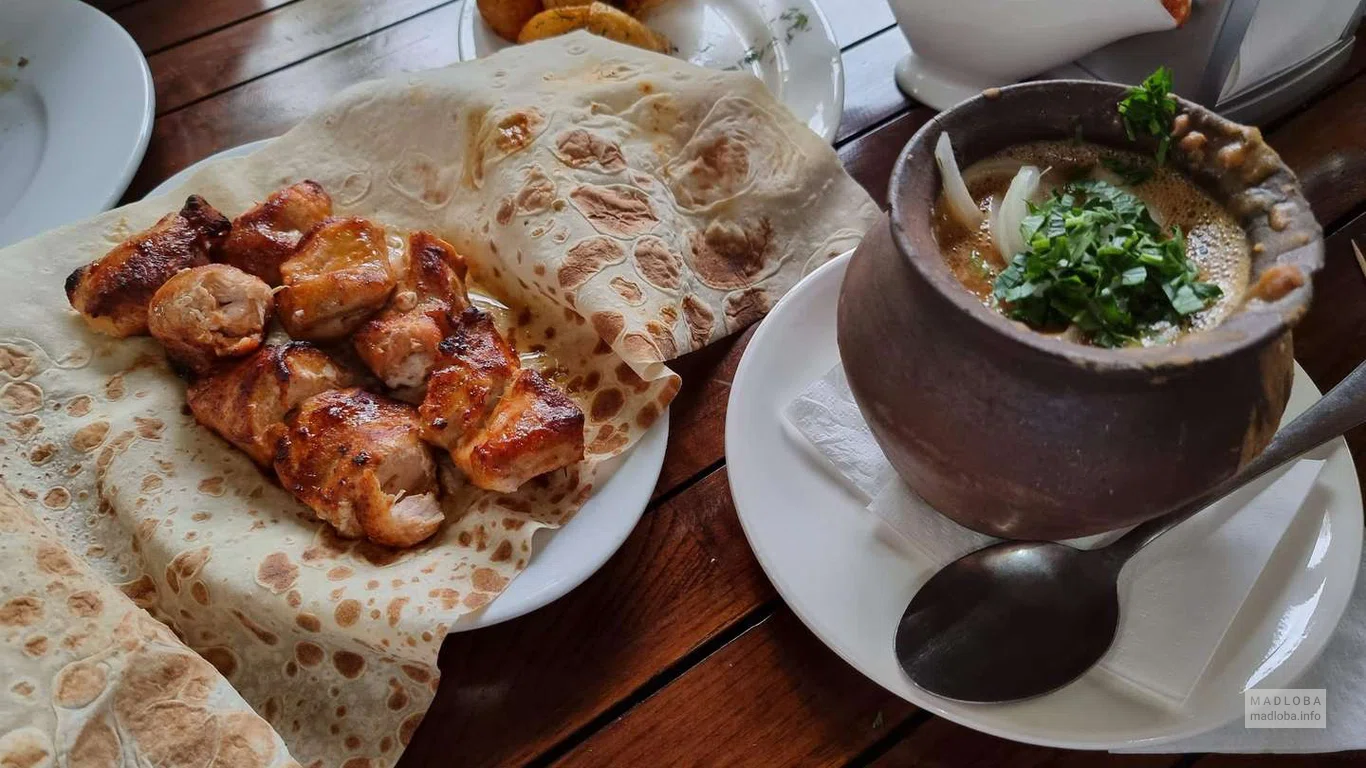 Подача блюд из кухни ресторана Megrul Lazuri