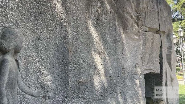 Скульптура Вечная память героям революции 1917 в Тбилиси