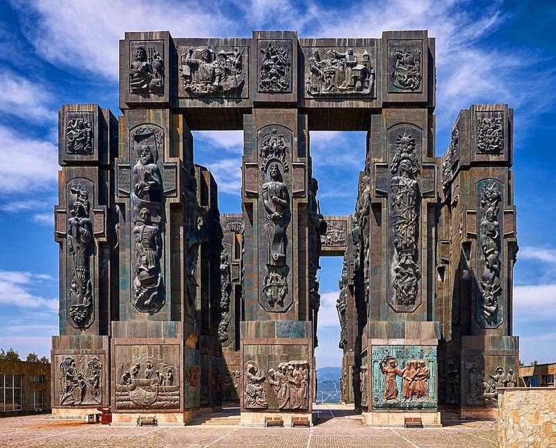 Мемориал Хроники Грузии The Chronicle Of Georgia 3.jpg