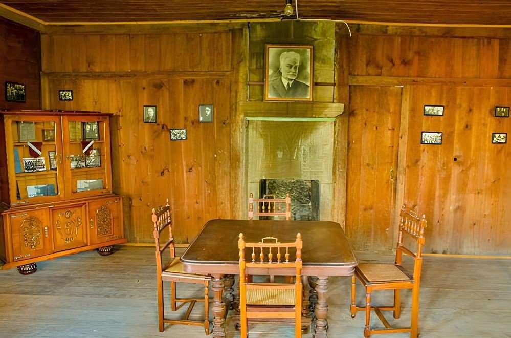 Memorialnyy_muzey_Korneli_Kekelidze_v_sele_Toba