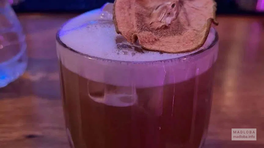 Подача коктейля Meow Bar