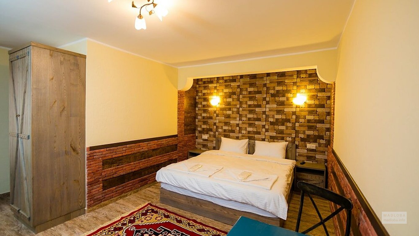 Кровать в номере хостела Metekhi's Galavani