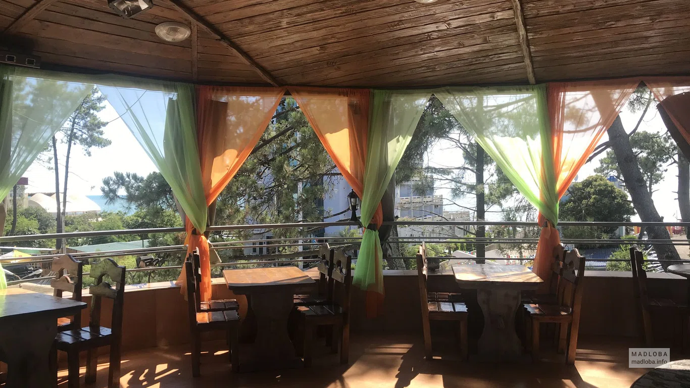 столы в Michel Club and Restaurant