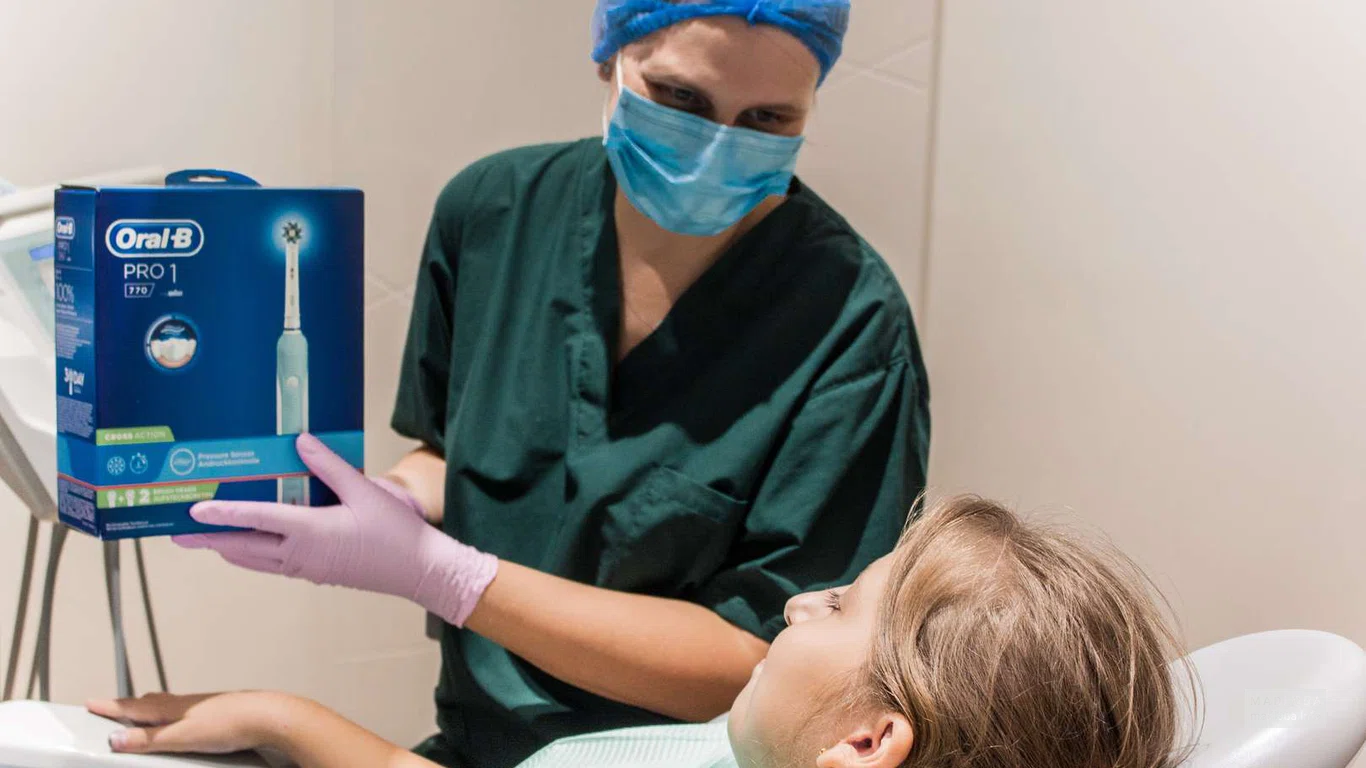 Стоматолог советует пациенту зубную щётку