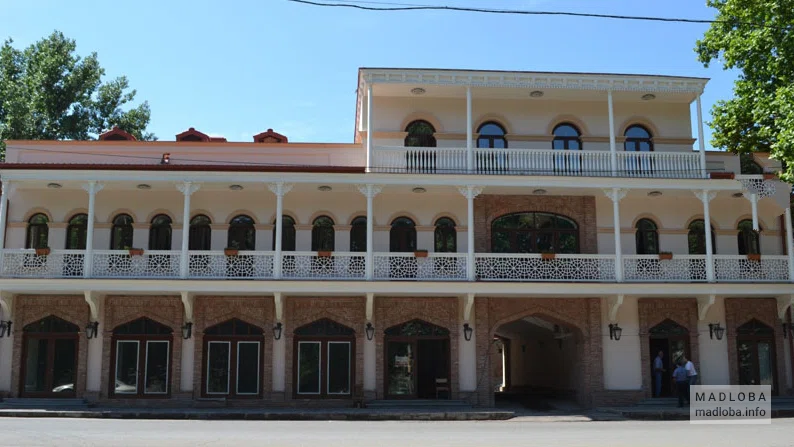 Фасад здания музея и центра азербайджанской культуры имени Мирзы Фаталии Ахундова
