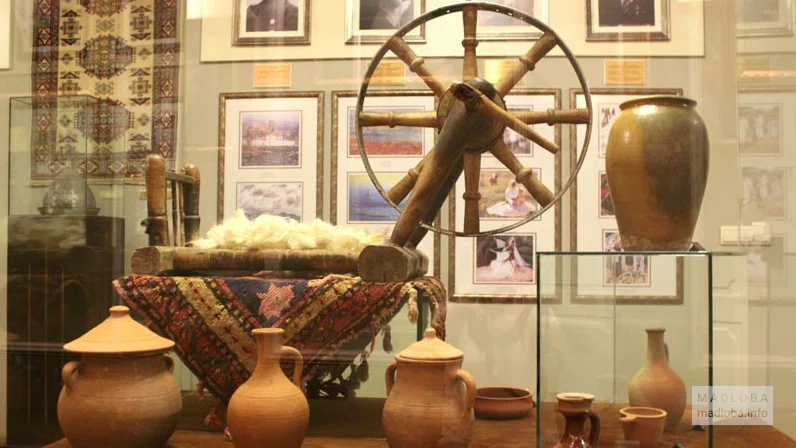 Экспонаты в музее и центра азербайджанской культуры имени Мирзы Фаталии Ахундова