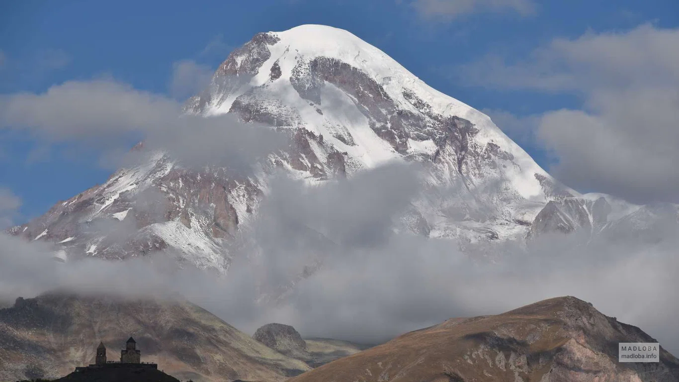 Величественная вершина Мкинварцвери горы Казбек