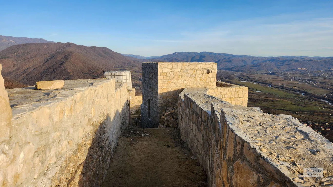 Проход в крепости Модинахе