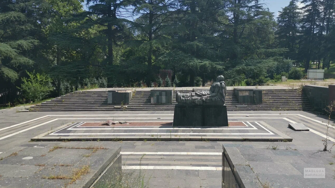 Скульптура и могила неизвестного солдата в парке Ваке в Тбилиси