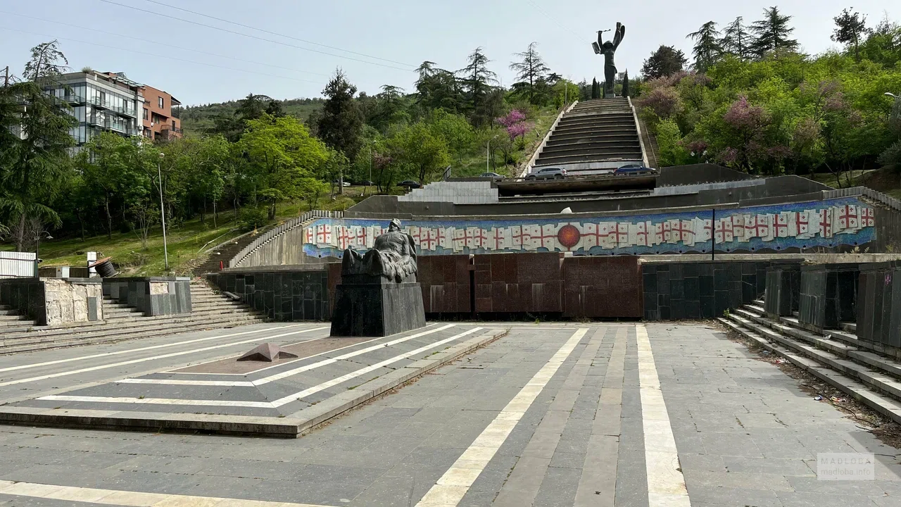 Скульптура и могила неизвестного солдата в парке Ваке