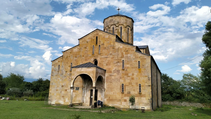 ადგილი, რომლის აღდგენა შეუძლებელია: რატომ ჰქვია მოქვის ტაძარს აფხაზეთში დაწყევლილი და ამავე დროს წმინდა?