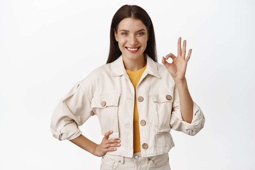 Молодая брюнетка демонстрирует руками знак одобрения.jpg