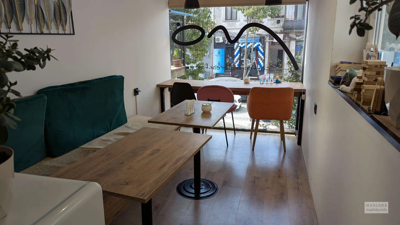 Столики в кофейне Молоко в Батуми