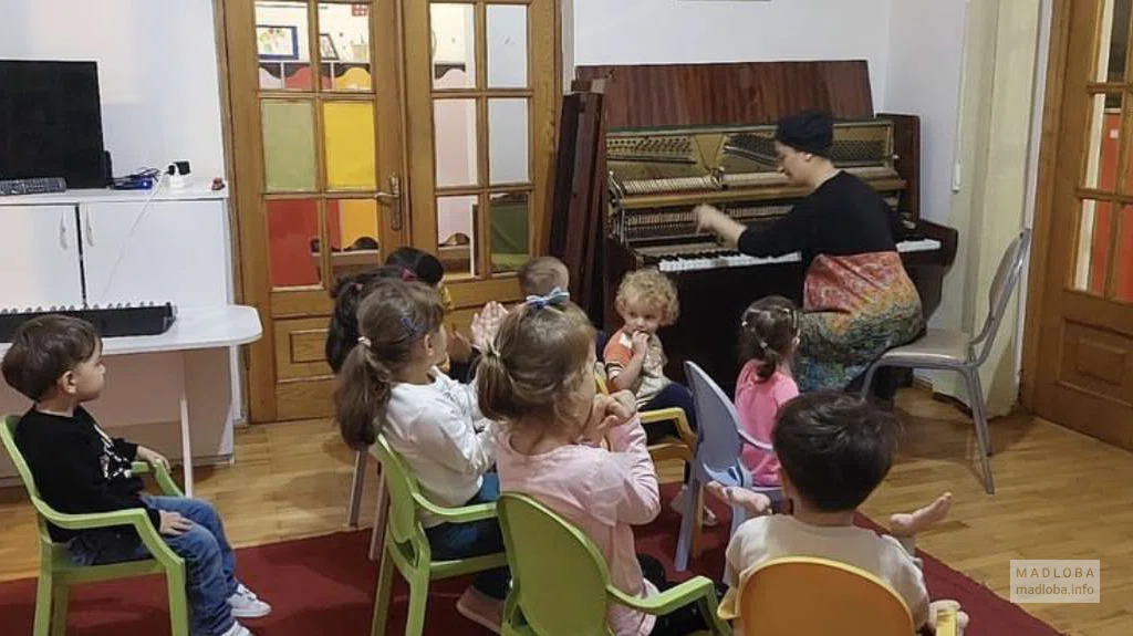 Музыкальный урок в Частном детском саду "Montparnasse"