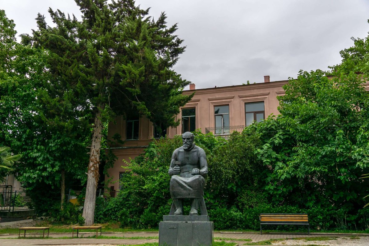 Monument-to-Iakob-Nikoladze-in-Kutaisi