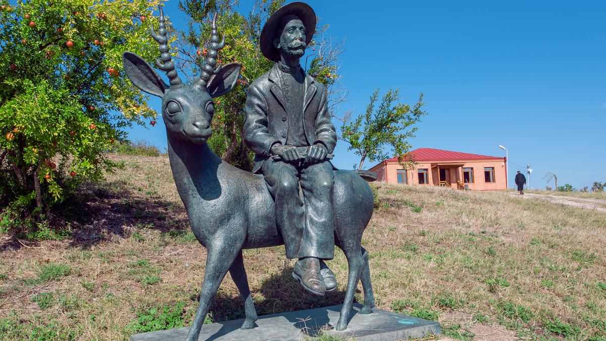 Памятник Нико Пиросмани в селе Мирзаани