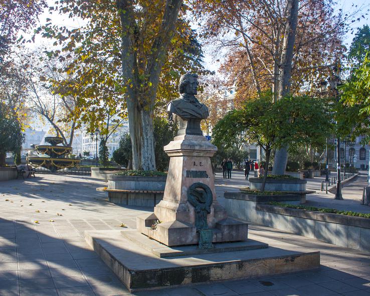 Памятник Пушкину в парке Тбилиси