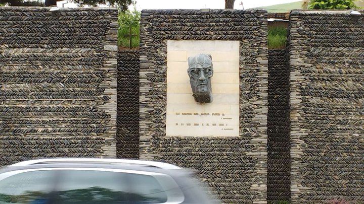 Портрет-памятник Мерабу Мамардашвили "Кто вкусил свободы, тот никогда не откажется"