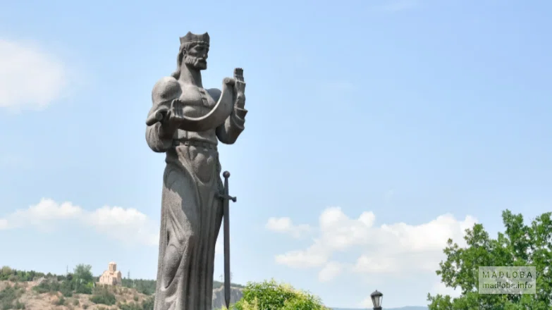Исторический памятник царю Фарнавазу в Тбилиси
