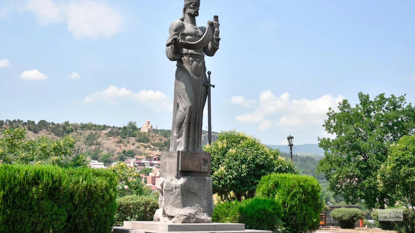 Монумент царю Фарнавазу в Грузии