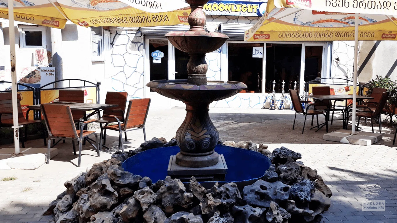 Столы ресторана Moonlight в Кутаиси