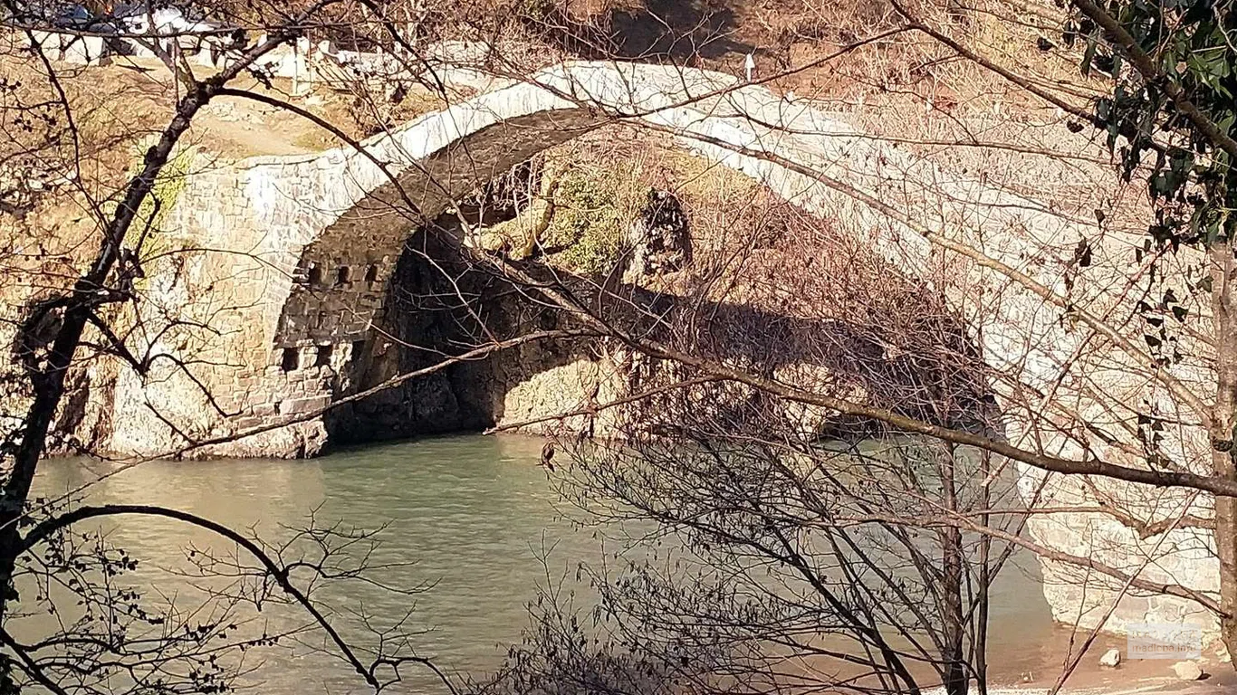Мост Дандало в осеннем пейзаже