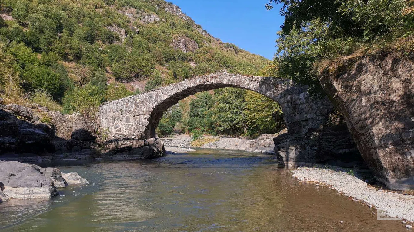 Мост Фуртио на фоне горы