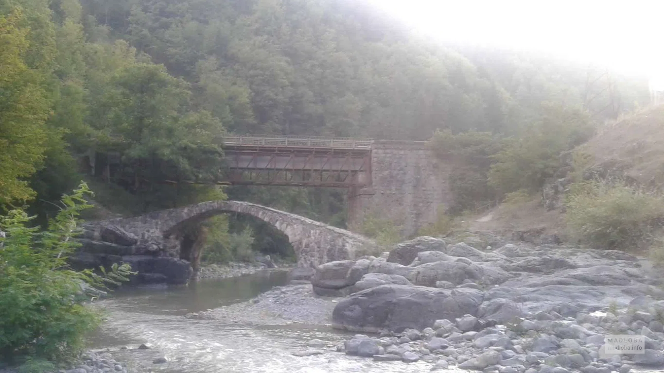 Туман ложится на долину реки через которую переброшен Мост Фуртио